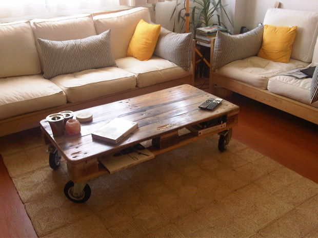 Pallet Coffee Table With Wheels